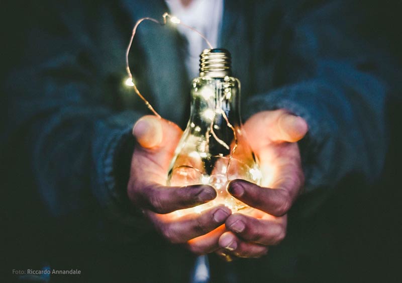 Foto de una bombilla como concepto abstracto de eficiencia energética