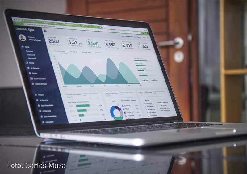 Portátil con pantalla de monitoreo de datos