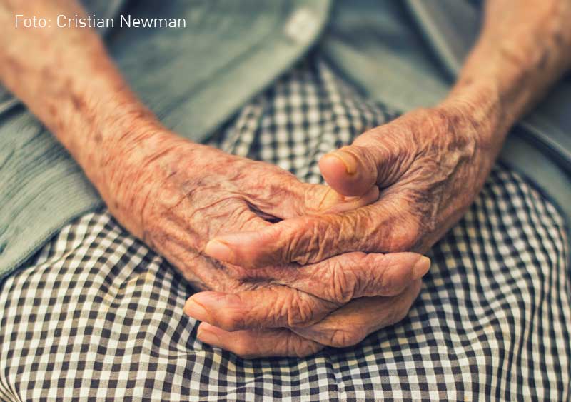 Imagen de las manos de una señora anciana