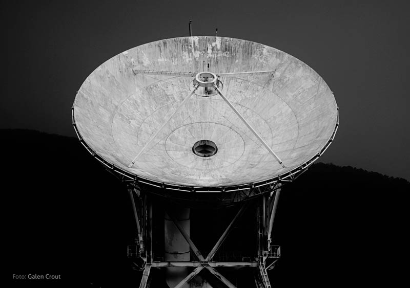 Fotografía de una gran antena parabólica para comunicaciones